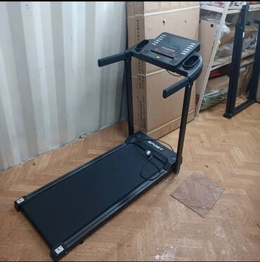 настольная футбольная игра: Компактная беговая дорожка SportFit для домашних тренировок. Оснащена