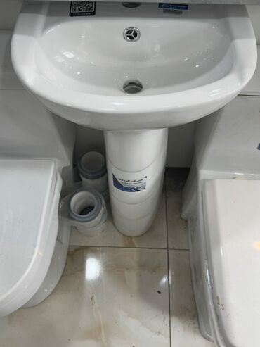 canaqlar: Ağ rəngli keramika materialından hazırlanmış, ayaqlı, oval formalı