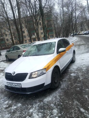 Skoda: Автомобиль Skoda Octavia белого цвета с желтой полосой