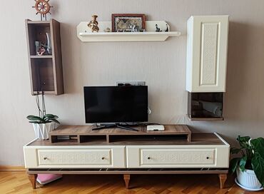 TV altlığı: Tv stend satılır 150 AZN. Yeni kimidir. ölçüsü 220//47. Unvan