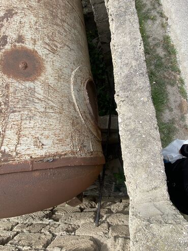 Baklar və çənlər: Salam. 8-10 tonluq qalın dəmirdən su çəni satılır. Bakıdadır. Qiymət — 9