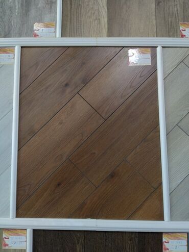 Parket: Şəkil döşəmə üçün istifadə olunan parquet nümunəsini göstərir. Parquet