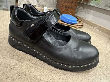 черная обувь: Кожаные туфельки 33 размера в идеальном состоянии, 500 сом