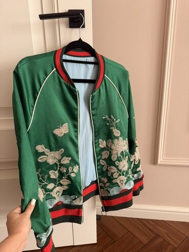 Kurtkalar: Yaşıl satin bomber ceket
geyinilmeyib