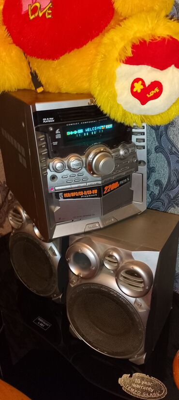 Mikrofonlar: Radio isdeyir səs peçat.cixir diskde arada ilişir başı çıxan baxsa