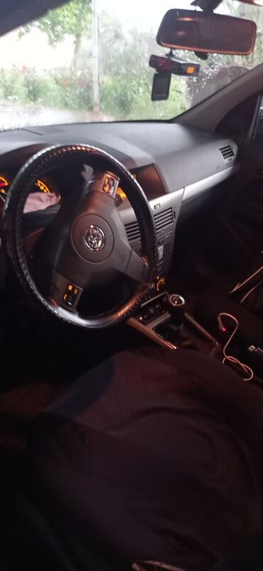 Opel: Qara rəngdə olan Opel Astra universal avtomobili. Avtomobilin ön — 5