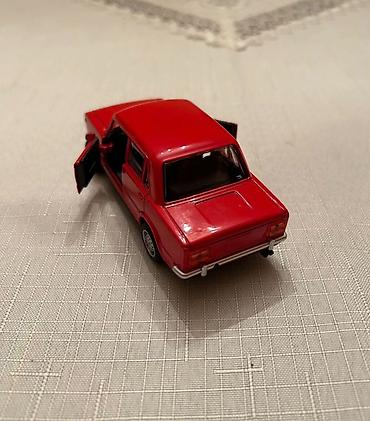 qirmizi masin: Məhsul: Kolleksiya üçün die-cast metal oyuncaq avtomobil modeli — 7