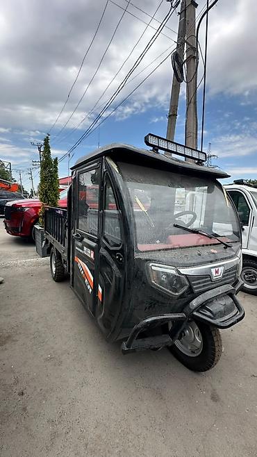 byd e2 2024: Грузовой электрический трицикл (кабина с дверями, грузовая платформа) — 1