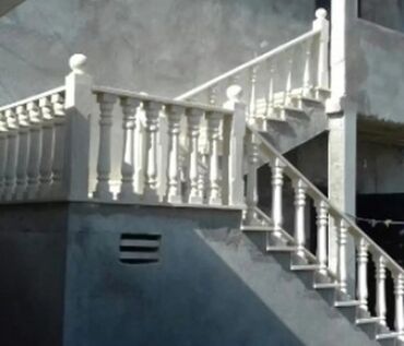 Pilləkən məhəccərləri: Ağ rəngli, müxtəlif formalı və ölçülü dəmir-beton sütunlar. Bu — 10