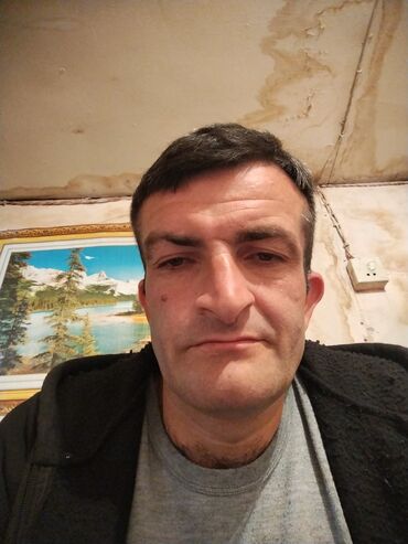 Разнорабочие: Nisbətən qalın parçadan hazırlanmış, qara rəngli, uzunqol kişi