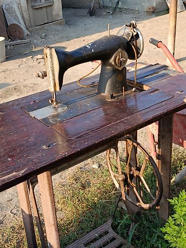 elektrik skutur: Klassik ayaqla işləyən tikiş maşını və taxta stol-baza - Mexaniki — 3