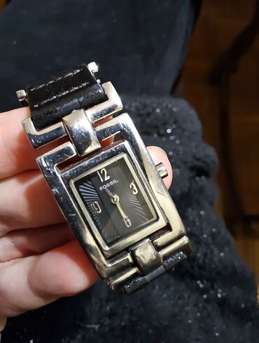 Watches: Mali Fossil sat. Kaiš je sastavljen od malih kockica spojenih metalim
