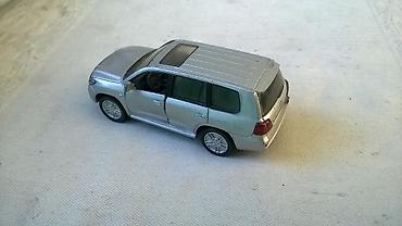 golf 2 igracka: Siku Toyota Land Cruiser V8 zuti 9 cm. malo izgreban Siku Toyota — 6