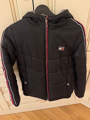 Üst geyimləri: Tommy Hilfiger uşaq qışı üçün kapüşonlu qara şişmə gödəkcə — 1