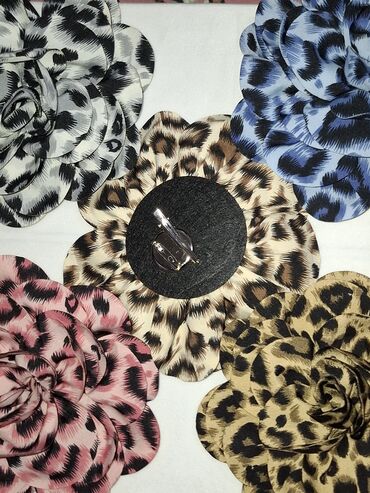 Broşlar: Leopard naxışlı, əl işi olan gül broşları. Paltolara, şərflərə və ya -da lalafo.az — 17 Broşlar: Leopard naxışlı, əl işi olan gül broşları. Paltolara, şərflərə və ya — 17