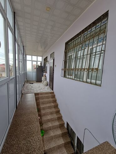 Həyət evləri və villaların satışı: Satılır: həyət evi - 2 mərtəbəli, bütöv hasarlı həyət evi - Küçə — 9