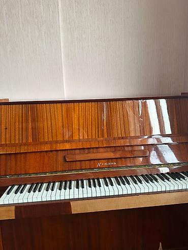 mini piano: Upright pianino – “Kuban” modeli - Korpus: parlaq laklı ağac örtüyü — 2