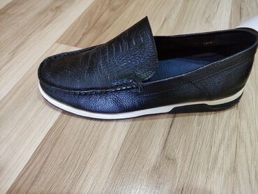 женские мокасины на шнурках: Kişi loaferi – qara rəngdə, dərini xatırladan teksturalı üst hissə