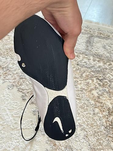 nike original: Nike boks ayaqqabısı – yüksək boğazlı, ağ rəngdə, qara Swoosh loqosu — 3