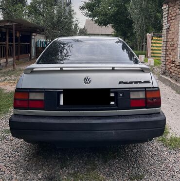 срочно продаю или меняю: Volkswagen Passat: 1992 г., 1.8 л, Механика, Бензин, Седан