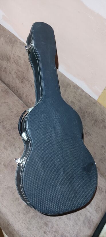 Пианино: Gitara üçün nəzərdə tutulmuş bu sərt çexol və futlyar aləti daşımaq və