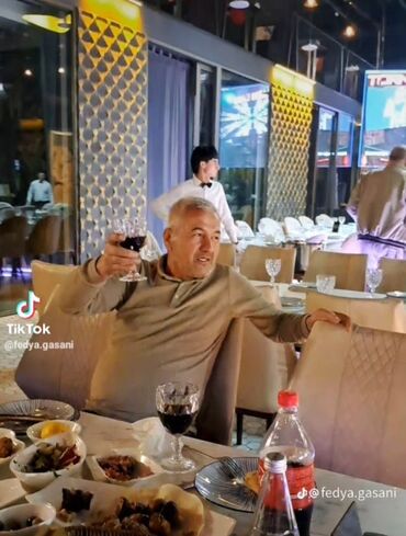 барные столы и стулья: Restoran zalı – şam yeməyi üçün ideal məkan - Zövqlü interyer: geniş