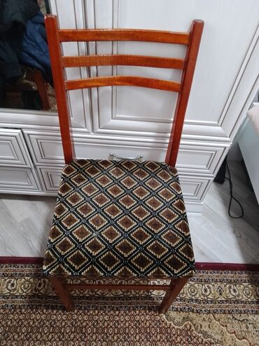 Taburetlər: Naxışlı döşəməli taxta yemək stulu. Bu stulun möhkəm taxta çərçivəsi