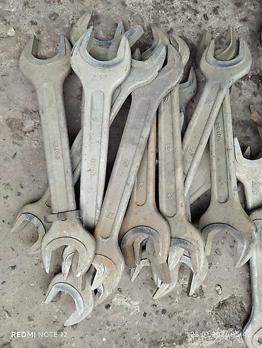 Инструменты для авто: Предлагается набор различных металлических гаечных ключей. В — 22
