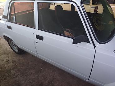 disk ve tekerler type 1: VAZ 2107 sedan – klassik arxaötürücülü model. - Kuzov: ağ rəng, xrom — 8