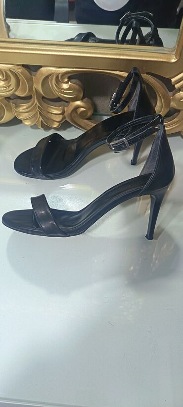 Tuflilər: Eyaqabi her biri 5azn fm. Zara firmasindi erazi bine savxoz — 7