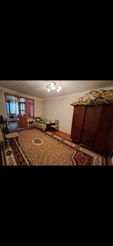 Uzunmüddətli kirayə mənzillər: Shekide merkezde Qan banki ve Dede Qorqudla uzbeuz bina evinde