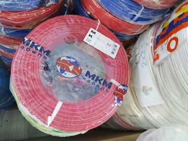 купить бу пластиковые окна: MKM Kabel markalı, qırmızı rəngli elektrik kabeli. Bu kabel, elektrik