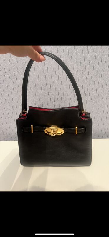 Çantalar: Temiz deridi. Bezi yerlerinde atma var, istifadeye engel deyil. Xahish — 2