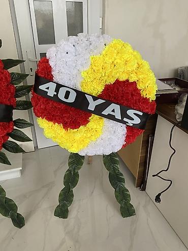 ata ad günü tortu: Rəngli süni güllərdən hazırlanmış stendli çələng Ölçüsü  — 1