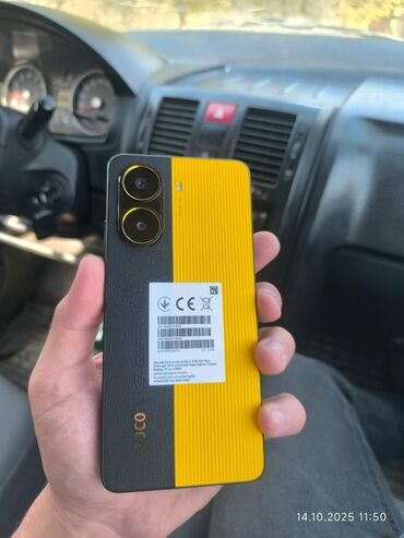 скупка компьютеры: Смартфон с безрамочным дисплеем и фронтальной камерой в отверстии по