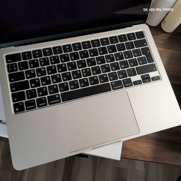 Masaüstü kompüterlər və iş stansiyaları: İşlənmiş Apple MacBook, 13.5 ", Apple M2, 256 GB