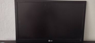 Monitorlar: LG Flatron E2251.Мonitor işləyir.Ekranın ortasından 1 xətt var.Ayağı