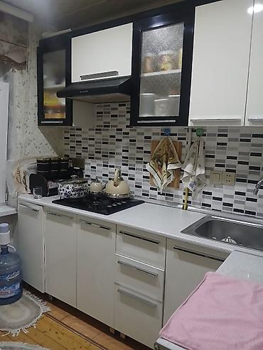 metbext divan: Mətbəx mebeli dəsti – ağ parlaq fasadlar, qara çərçivəli üst dolablar — 1