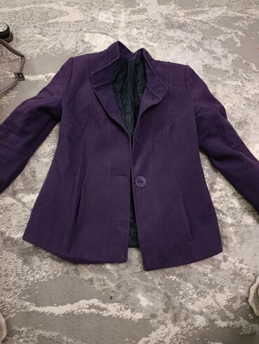 Пуховики и зимние куртки: Продается верхняя одежда бу в отличном состоянии по сом, при покупке — 6