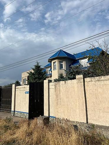 район церковь: Просторный двухэтажный дом с мансардными окнами и башенным эркером — 1