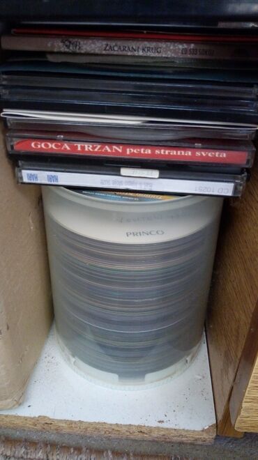 Elektronika: CD- i sa filmovima, uglavnom malo starijim, oko 100 komada