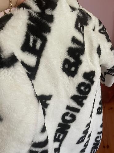 capa: Süni kürk palto 6-7 yaş üçün - Rəng: ağ üzərində qara “BALENCIAGA” — 4