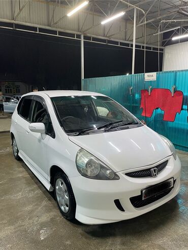 крышка воздушного фильтра: Honda Fit (Jazz) — компактный городской хэтчбек белого цвета