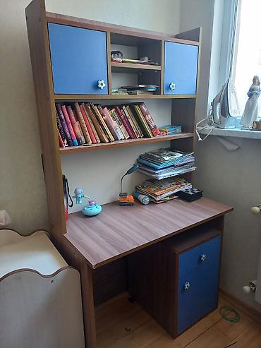 Uşaq masaları: Uşaqlar üçün funksional yazı masası və rəf sistemi - Material: ağac — 1