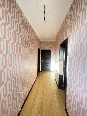 Uzunmüddətli kirayə mənzillər: Bu mənzildə taxta döşəmələr, müasir divar kağızları və geniş — 10