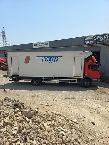 daş dəyirmanı: Mercedes-axor markalı, qırmızı rəngli yük avtomobili. "SAYNAŞLAUTI" — 2