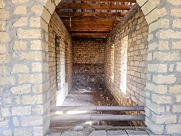 yarım tikili ev: Satılır: yarımçıq tikili həyət evi - Layihə: daş divarlı, iri eyvanlı — 7
