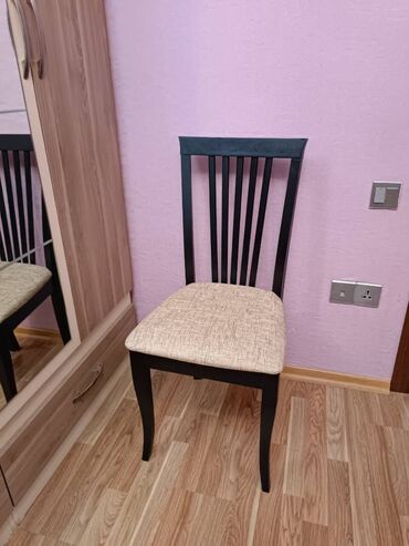 Stullar: Embawood Stul 4 ədəd. Çox az işlənib, təzə kimidilər. 4ü 120 manat