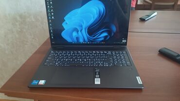 Lenovo: Intel Core i5, 8 GB, 16 "