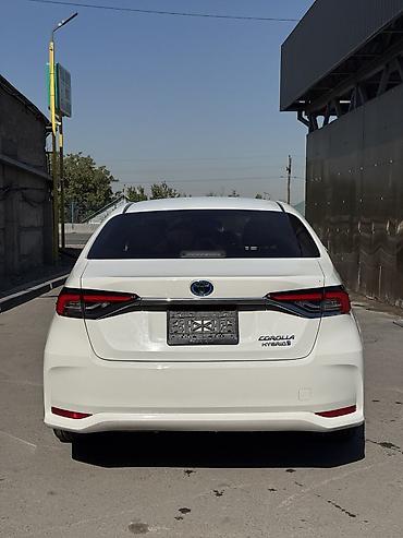 Toyota: Toyota Corolla: 2022 г., 1.8 л, Вариатор, Гибрид, Седан — 4